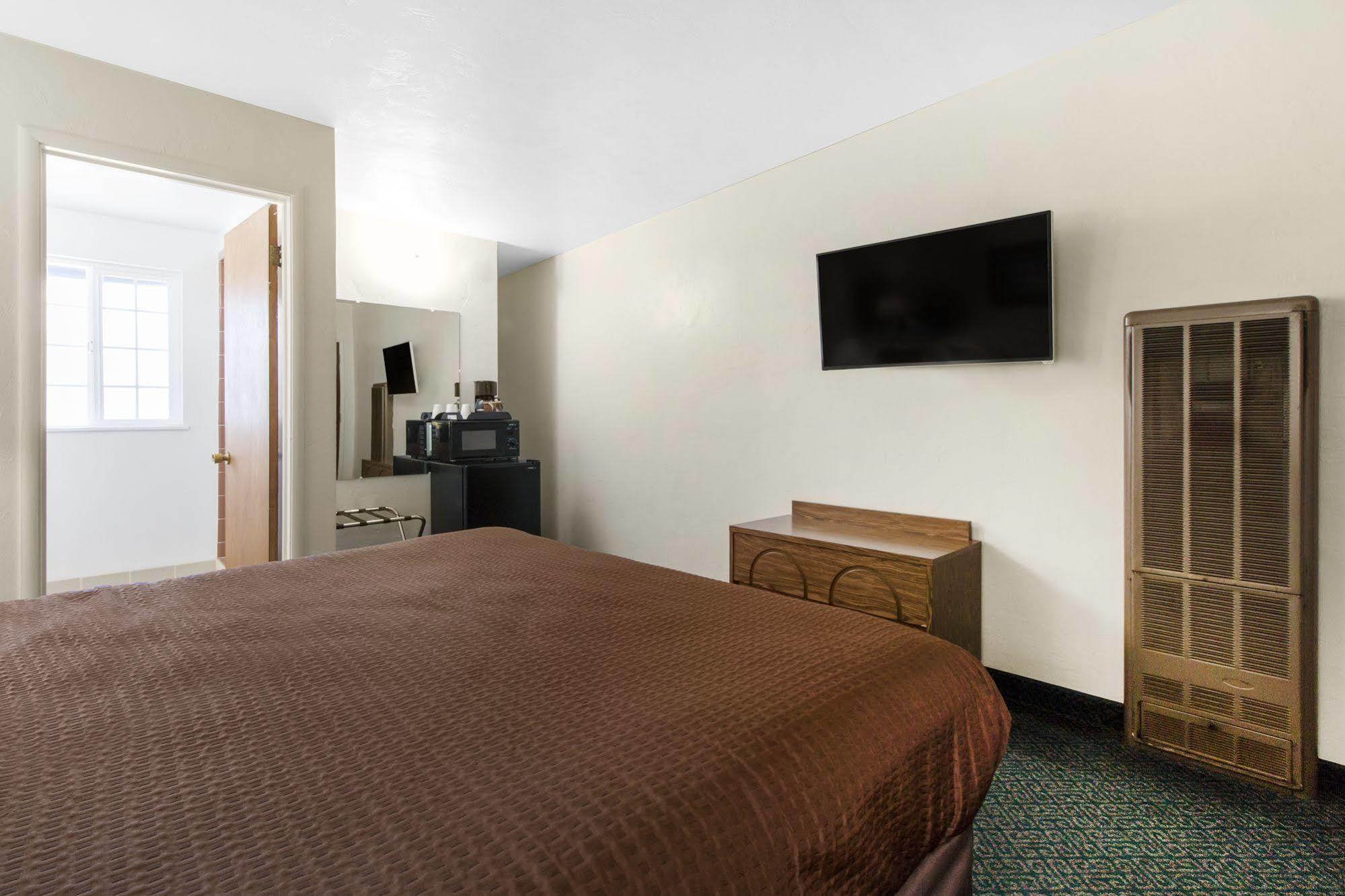 Town House - Historic Old Town Motel 2*