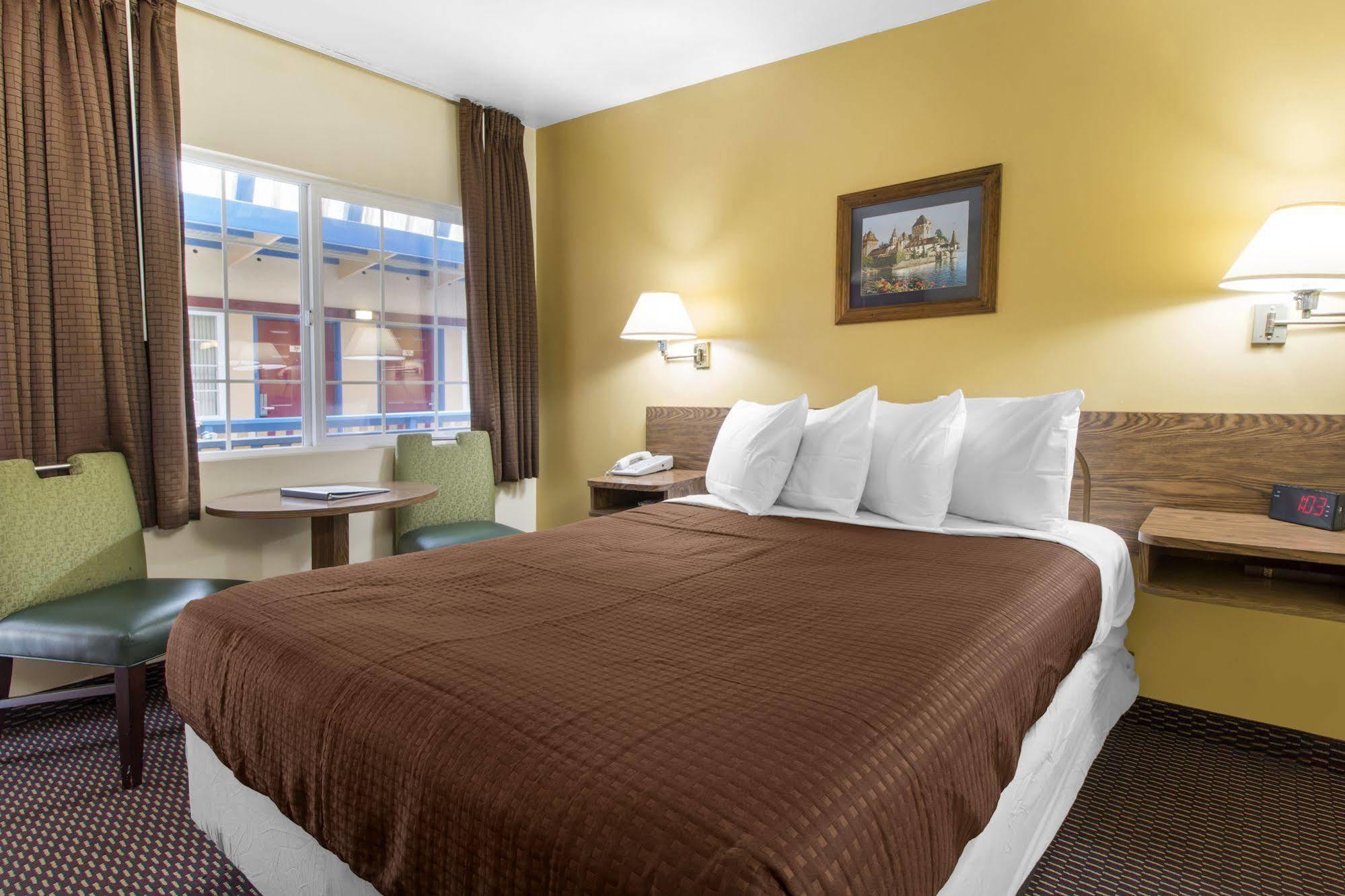 Town House - Historic Old Town Motel